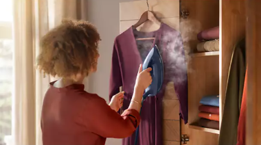  Lightweight iron, ideal for vertical steam ironing